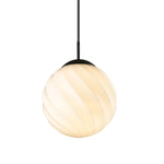 Halo Design - Twist Ball Pendel Loftlampe Hvid Opalglas Sort Metal Ø25cm